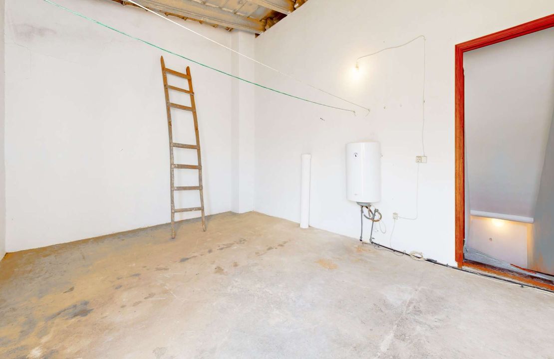 Townhouse in Pollenca Mallorca with large patio and renovation project